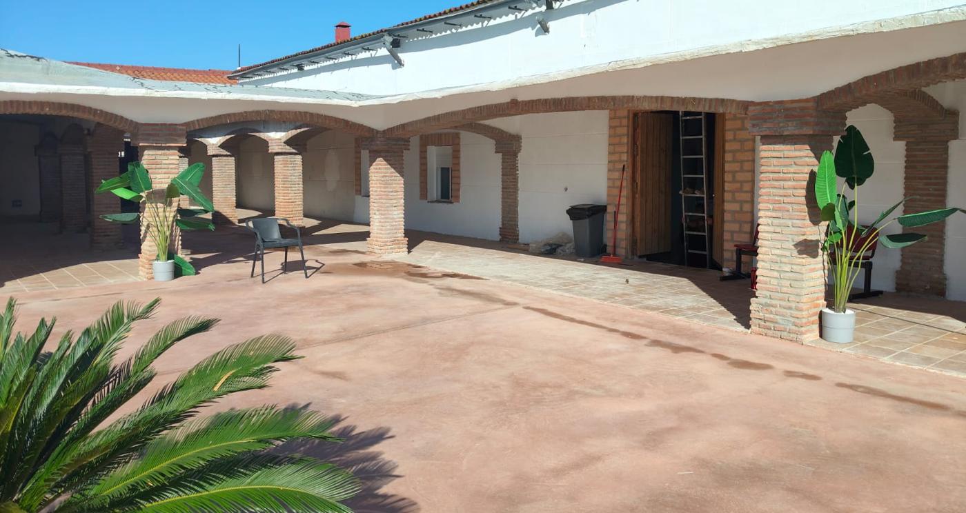 Galería de arcos de ladrillo junto al patio