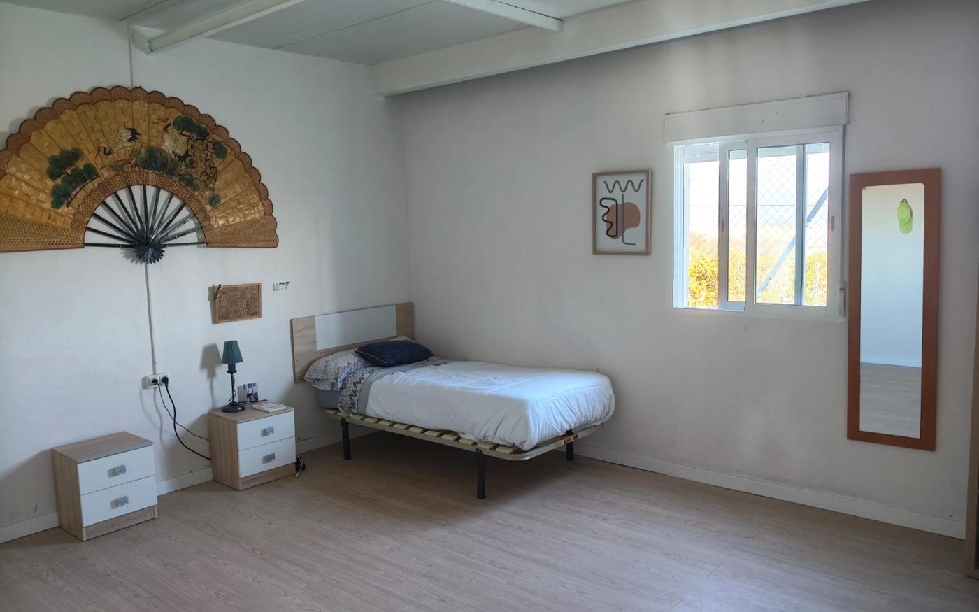 Habitación luminosa con cama y ventana