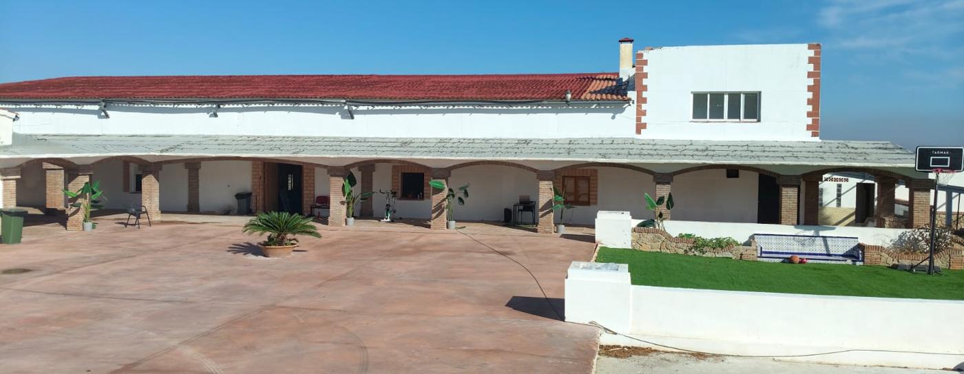 Fachada principal con porche de arcos